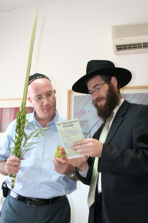 וגם המנכ"ל אבי בלשניקוב מקבל לולב אישי