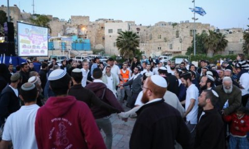 700 יהודים בעיר [צילום: גרשון אלינסון, פלאש 90]