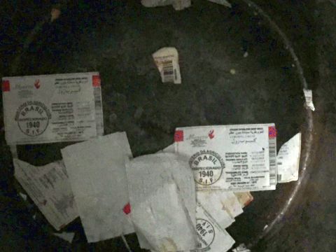 מדבקות מקוריות של הבשר מברזיל, הורדה של המדבקות והתוויה מחדש בשם יצור מפעל ישראלי [צילום: משרד החקלאות יחידת הפיצו"ח]