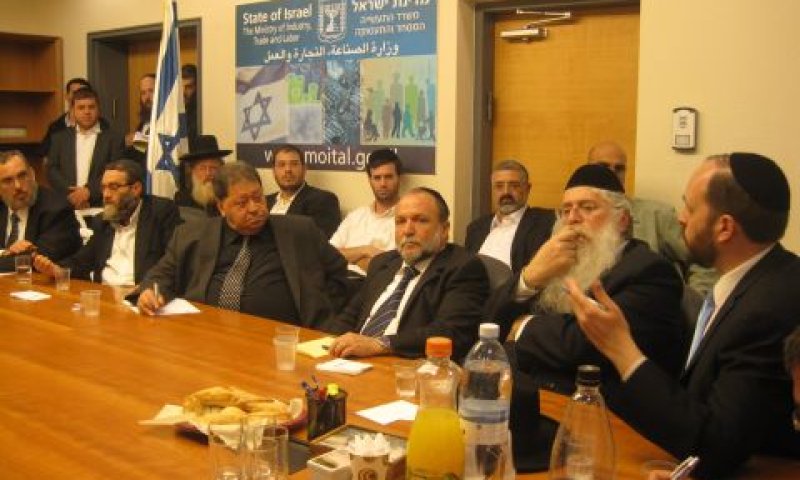 שר התמ"ת וראשי המגזר הפוליטי החרדי, הערב [צילום: יח"צ]