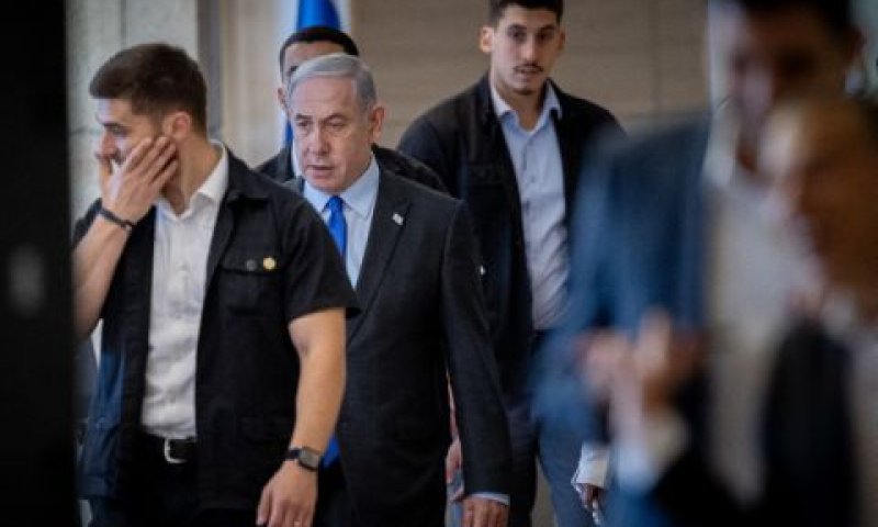 נתניהו במסדרונות הכנסת [צילום: יונתן זינדל/פלאש 90]