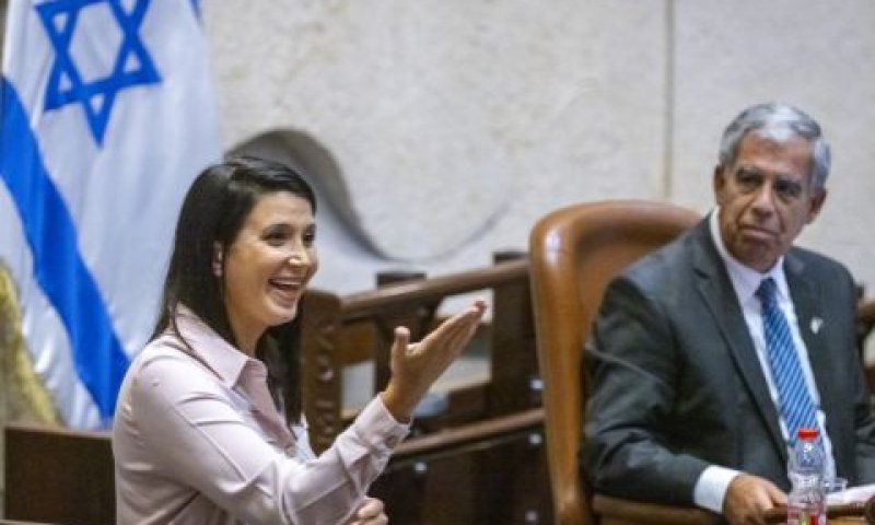 פינטו בנאומה בשפת הסימנים [צילום: אוליביה פיטוסי, פלאש 90]