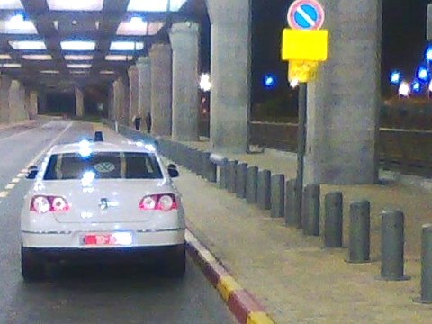 רכבו של ניצב שי - חנייה אסורה במקום משולט היטב [צילום: "חשופים בניידת"]