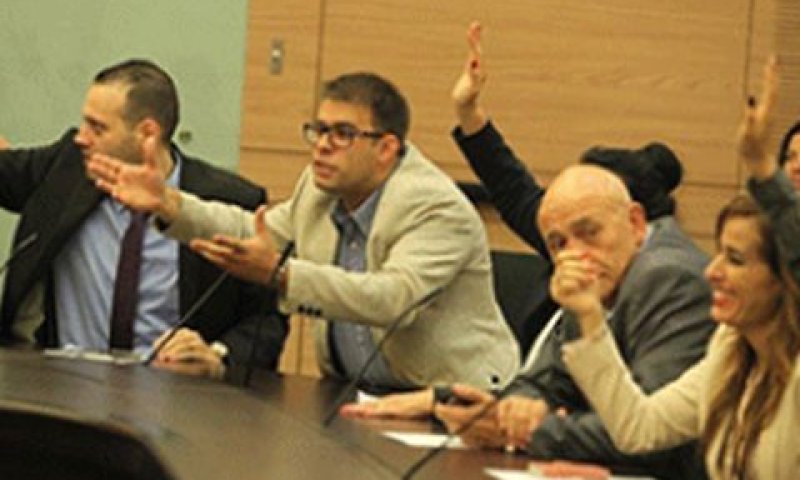 מצביעים בעד החוק. סוף לדיונים המפרכים