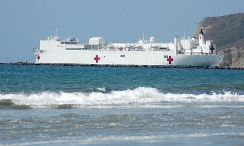 ספינת בית-החולים מֶרסי [צילום: U.S. Navy]