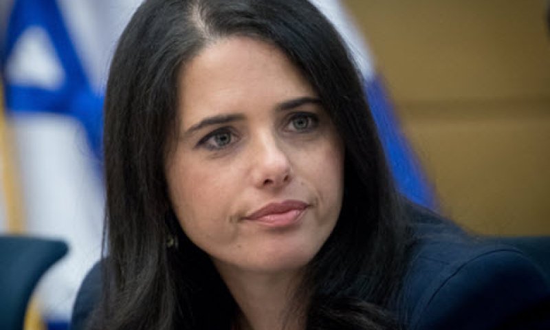 שקד. קניות באינטרנט [צילום: יונתן זינדל, פלאש 90]