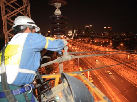 צוותי חברת החשמל בעבודות הכנה [יוסי וייס]