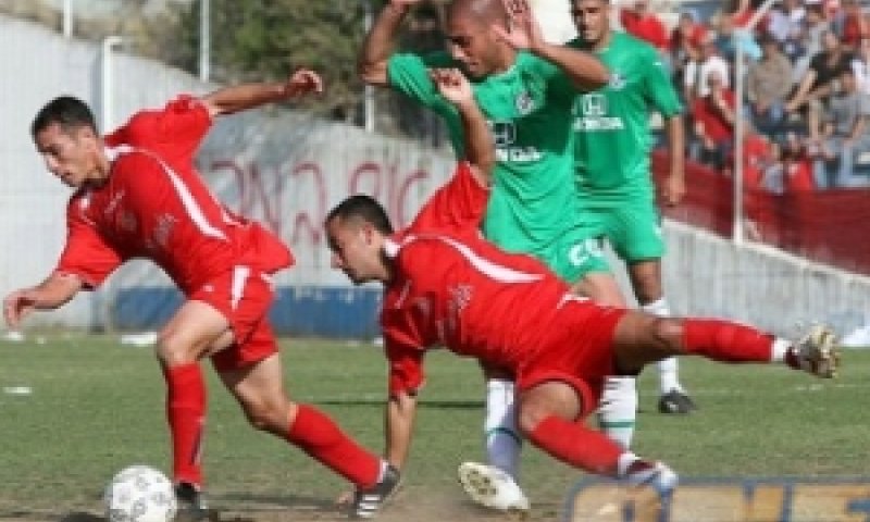 יניב קטן מנסה להסתדר עם הבורות במכתש [צילום: יניב סופר]