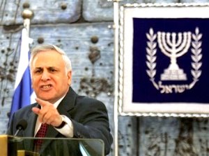 "אתם!" באצבע המורה