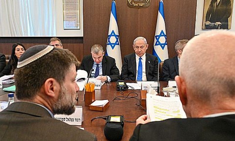 נתניהו בישיבת הממשלה [צילום: קובי גדעון /לע"מ]