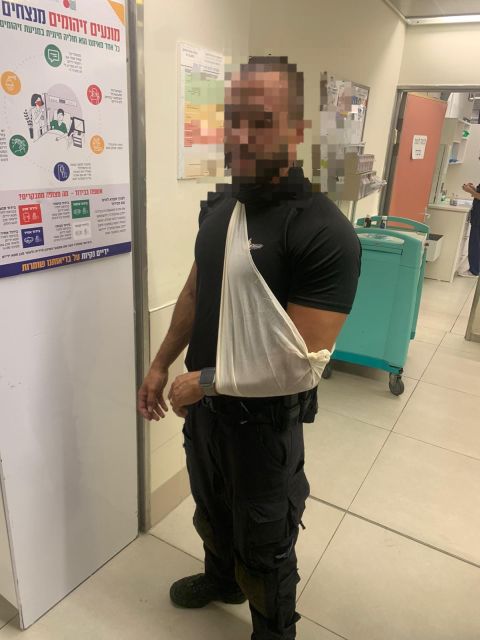 שוטר נוסף שנפגע בזרועו בהפגנה [צילום: דוברות המשטרה]