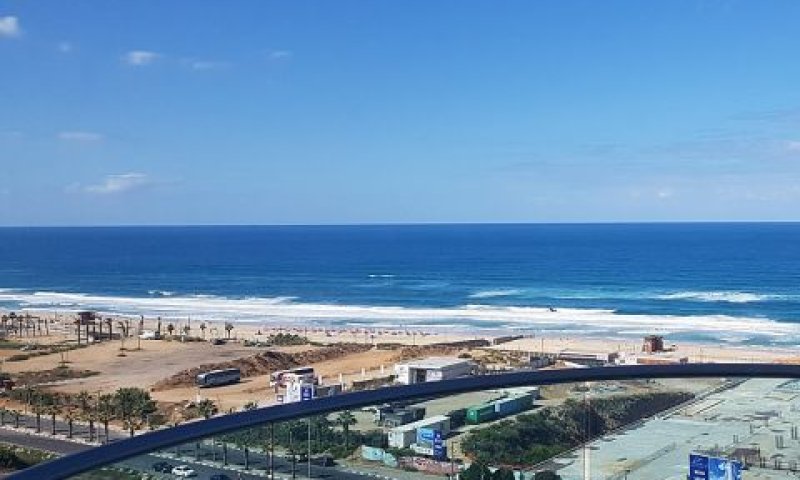 על קו החוף