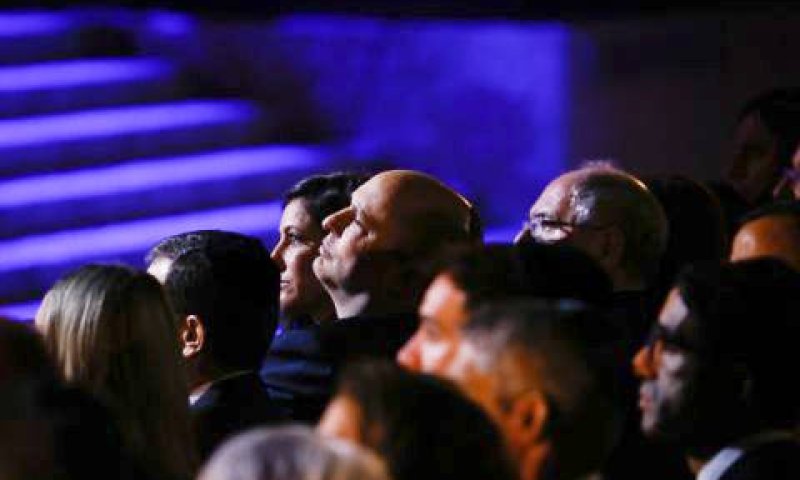 ראש הממשלה ושורת המכובדים בשורה הראשונה [צילום: אוליביה פיטוסי/פלאש 90]