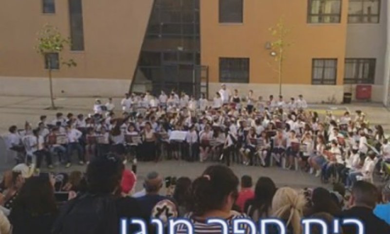 "דנו האם נכון לשתף את ההורים" [צילום: מתוך יוטיוב]