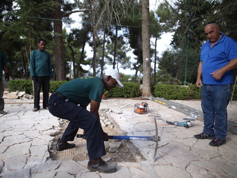 כריית קברו של פרס בהר הרצל [צילום: יונתן זינדל, פלאש 90]