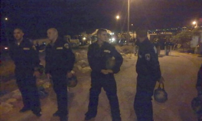 שוטרים בהריסת המבנים במגרון [צילום: דוד צביאל]