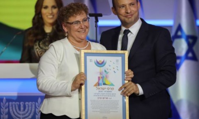 בנט מעניק את הפרס למרים פרץ [צילום: הדס פרוש/פלאש 90]