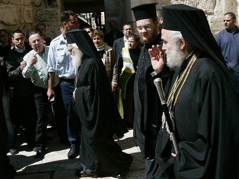 מפגינים מגדפים את אירינאוס בכניסה לכנסיית הקבר [AP]