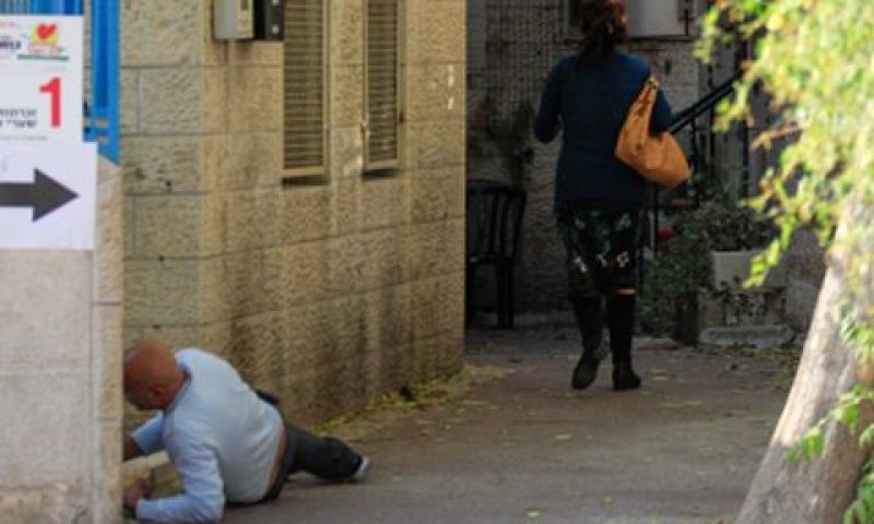תופסים מחסה בירושלים [צילום: פלאש 90]