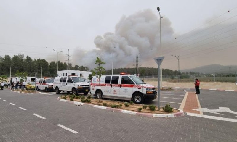 צוותי האמבולנסים ורכבי החירום סמוך לבית שמש [צילום: דוברות איחוד הצלה]