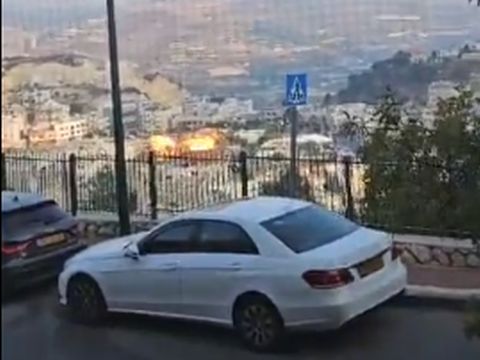 הפגיעה במגרש הכדורגל מירי טילים מצד חיזבאללה [צילום: לפי סעיף 27א' לחוק זכויות יוצרים]