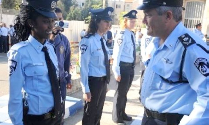 על השוטרים חלה חובה מוסרית לעודד נפגעים החוששים להגיש תלונה, להתלונן [יח&acute; תיעוד והפקה]