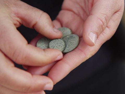 בצידו האחד של המטבע הנדיר שהתגלה מוטבע עץ התמר, ומשני צידי גזע העץ מופיע הכיתוב "אלעזר הכהן" בכתב עברי קדום [צילום: אמיל אלג'ם, רשות העתיקות]