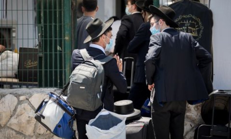 תלמידים חוזרים לישיבת חברון [צילום: יונתן זינדל, פלאש 90]