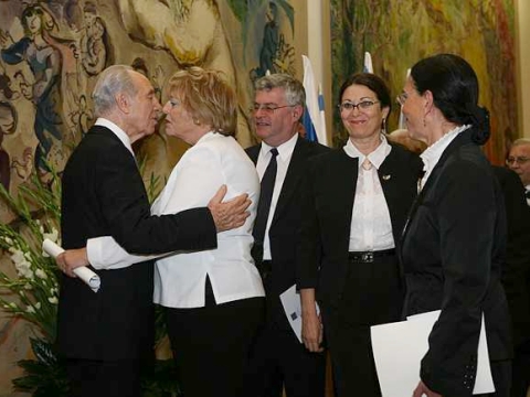 השופטת עדנה ארבל בחיבוק חם לנשיא הנבחר