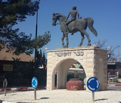 פסל הנער והסוס בכפר תבור, פרי יצירתו של אסף ליפשיץ [צילום: אלי אלון]