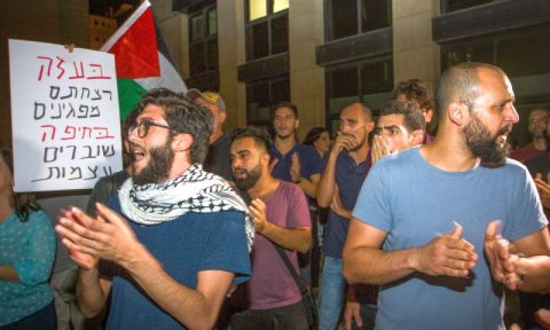 הפגנה מול ביהמ"ש בחיפה [צילום: מאיר וקנין/פלאש 90]