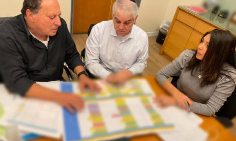 תוכניות העבודה מוצגות לשרה [צילום: תקשורת השרה]