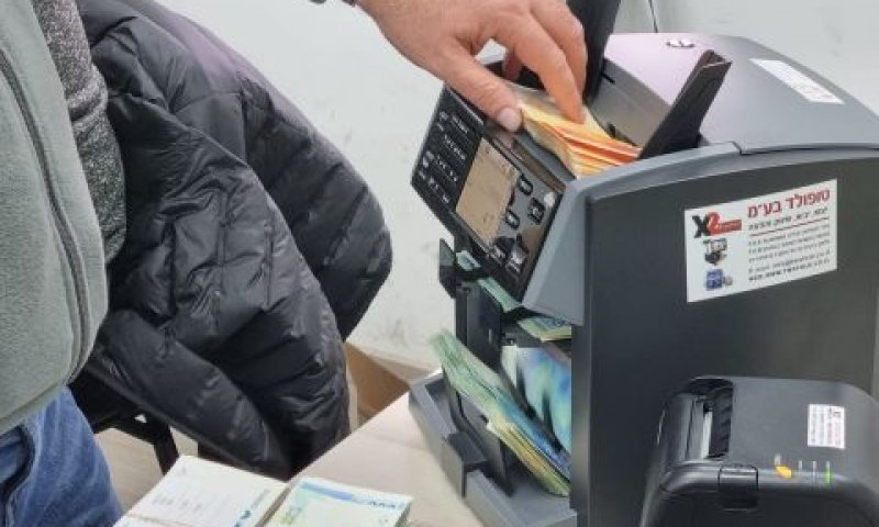 הכסף שנתפס אצל הנאשמים [צילום: דוברות המשטרה]
