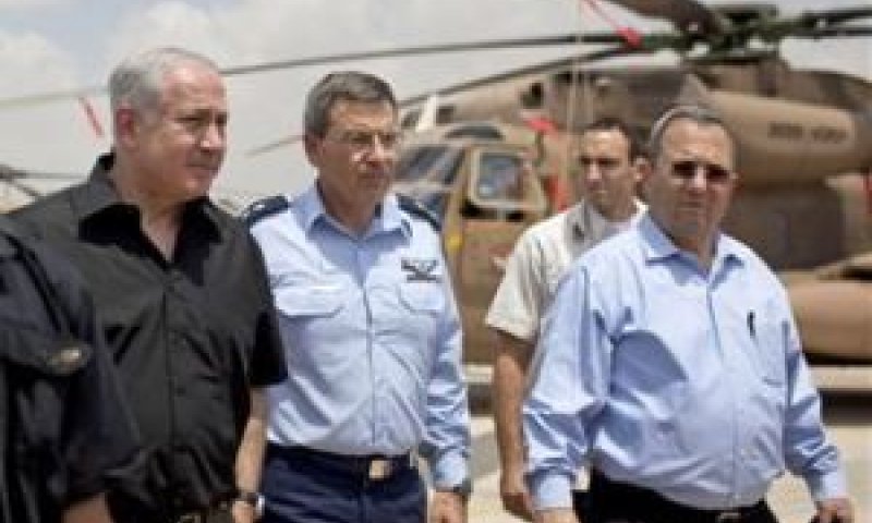 ברק ונתניהו בבסיס חיל האוויר באוגוסט [צילום: AP]