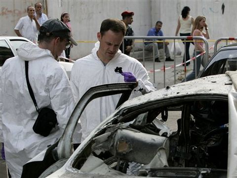 סוכני FBI בודקים את רכבו של קסיר [AP]