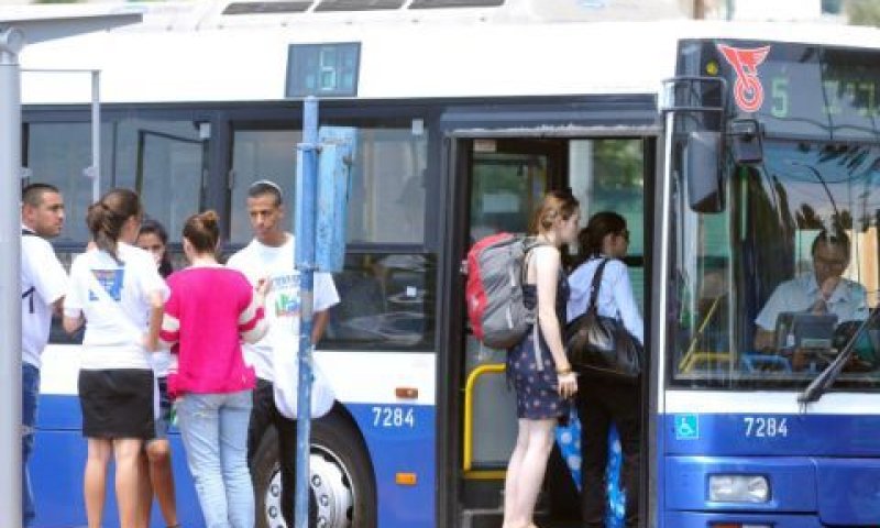 דיילים מחלקים חוברות מידע לנוסעים [צילום: עידן יוסף]