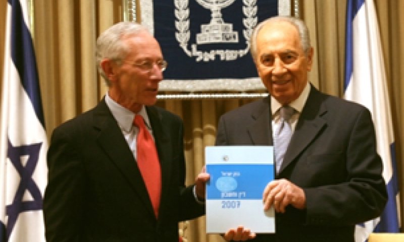 הנגיד מעניק את דוח הבנק לנשיא [צילום: ששון תירם]