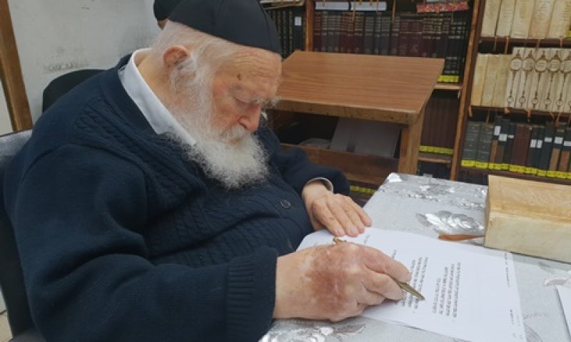 הרב קנייבסקי חותם על מסמך השו"ת