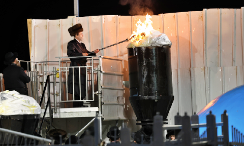 האדמו"ר מבויאן בהדלקה במירון [צילום: דוד כהן, פלאש 90]