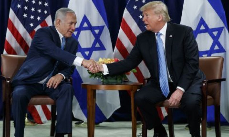 טראמפ ונתניהו לוחצים ידיים [צילום: אוון ווצ'י/AP]