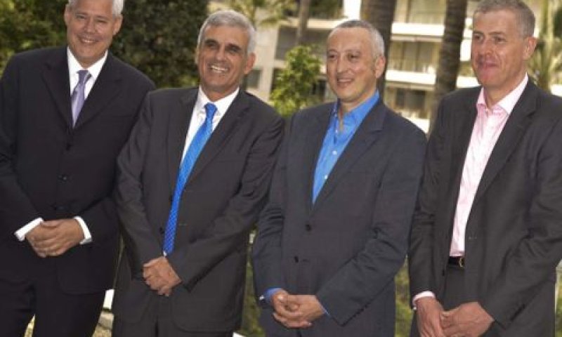 משמאל לימין: דורון ספיר, מנכ"ל Cal, ד"ר יוסי בכר, יו"ר דיסקונט ו-Cal, סטיב פרי, סגן נשיא בכיר ויזה אירופה, פיל סימס, סגן נשיא בכיר וסמנכ"ל כספים ויזה אירופה [צילום: יח"צ]