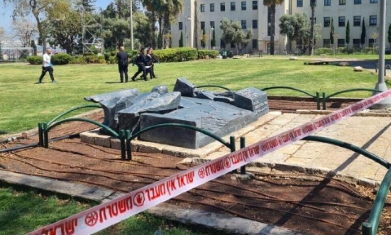 זירת פיגוע הדקירה, מול עיריית חיפה [צילום: משטרת ישראל]