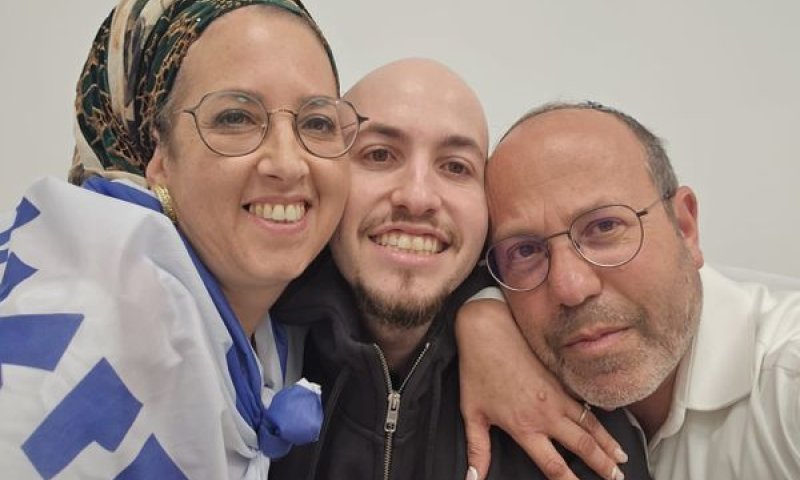 איתן מור עם הוריו צביקה ואפרת, הבוקר