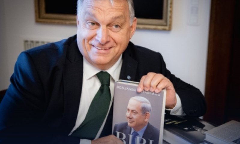 ויקטור אורבן וספרו של נתניהו [צילום: מתוך דף הפייסבוק הרשמי של ויקטור אורבן]
