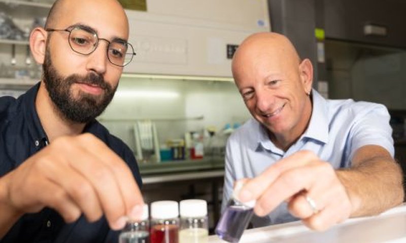 פרופ' רז ילינק וסטודנט הדוקטורט ניצן שאולוף [צילום: דני מכליס]