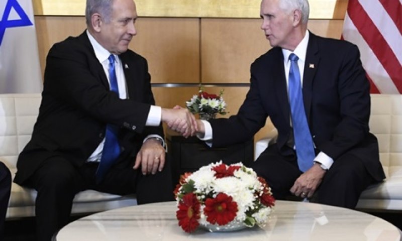 בנימין נתניהו ומייק פנס בשגרירות האמריקנית, הערב [צילום: השגרירות האמריקנית בישראל]