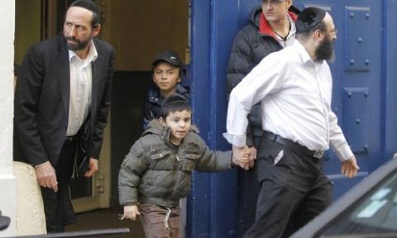 הורים מוציאים את ילדיהם מביה"ס [צילום: AP]