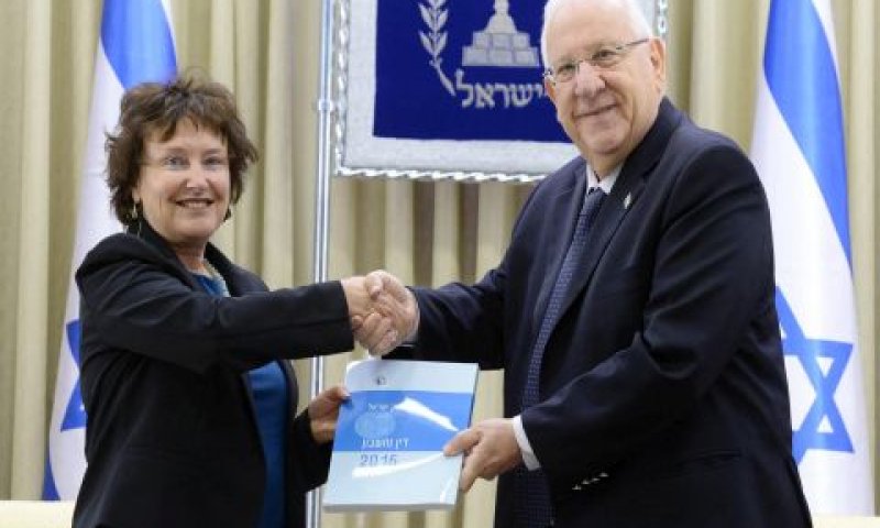 הנשיא ריבלים מקבלת את דו"ח בנק ישראל [צילום: מארק ניימן/ לע"מ]