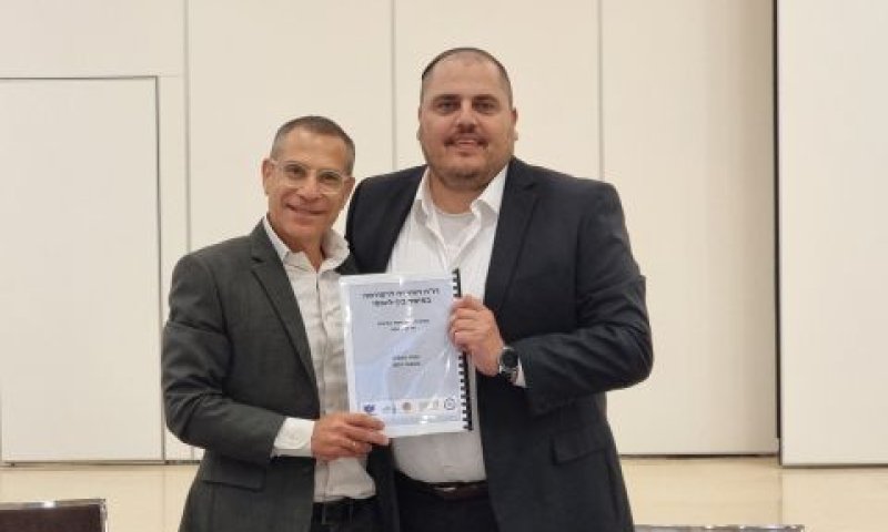 יו"ר הוועדה, רולנד עם-שלם מגיש את הדו"ח למנהל רשות המסים, ערן יעקב [צילום: דוברות רשות המיסים]