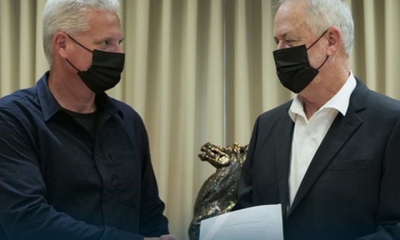 שר הביטחון מקבל את המלצות צוות הפעולה שבחן את סוגיית ההכרה בצוללי הקישון [צילום: משרד הביטחון]
